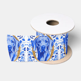 Weimaraner, der durch den Buchstaben "O" in Gold s Satinband