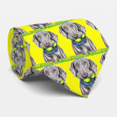Weimaraner haben einen Ball Krawatte (Gerollt)