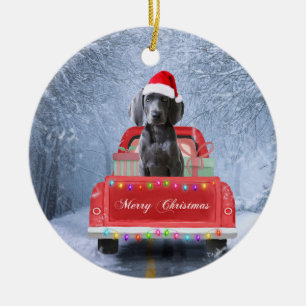 Weimaraner Hund im Schnee sitzend im Weihnachtswag Keramik Ornament