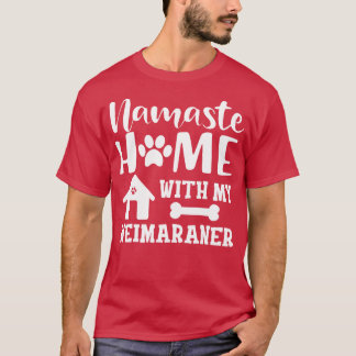 Weimaraner Hund Namaste Zuhause mit meinem Wehrmar T-Shirt