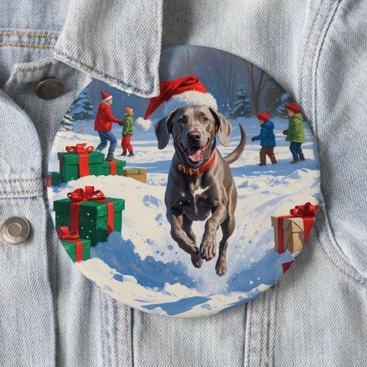 Weimaraner läuft im Schnee mit Weihnachtshut Button (Beispiel)