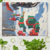 Weimaraner läuft im Schnee mit Weihnachtshut Geschirrtuch (Gefaltet)