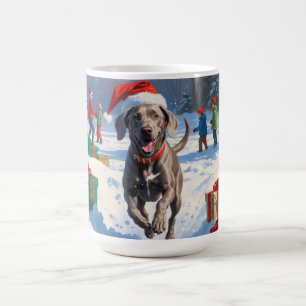 Weimaraner läuft im Schnee mit Weihnachtshut Kaffeetasse