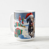 Weimaraner läuft im Schnee mit Weihnachtshut Kaffeetasse (Vorderseite Links)