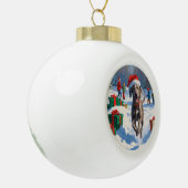 Weimaraner läuft im Schnee mit Weihnachtshut Keramik Kugel-Ornament (Links)