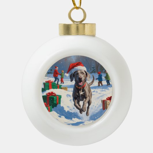 Weimaraner läuft im Schnee mit Weihnachtshut Keramik Kugel-Ornament (Vorderseite)