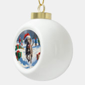 Weimaraner läuft im Schnee mit Weihnachtshut Keramik Kugel-Ornament (Rechts)