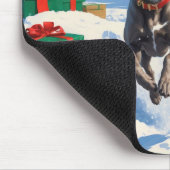 Weimaraner läuft im Schnee mit Weihnachtshut Mousepad (Ecke)