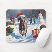 Weimaraner läuft im Schnee mit Weihnachtshut Mousepad (Mit Mouse)
