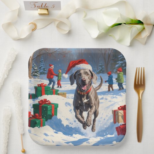 Weimaraner läuft im Schnee mit Weihnachtshut Pappteller (Hochzeit)
