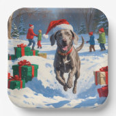 Weimaraner läuft im Schnee mit Weihnachtshut Pappteller (Vorderseite)