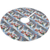 Weimaraner läuft im Schnee mit Weihnachtshut Polyester Weihnachtsbaumdecke (Schrägansicht)