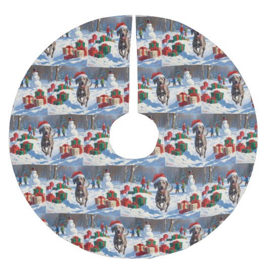Weimaraner läuft im Schnee mit Weihnachtshut Polyester Weihnachtsbaumdecke (Vorderseite)