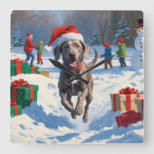 Weimaraner läuft im Schnee mit Weihnachtshut Quadratische Wanduhr (Vorderseite)