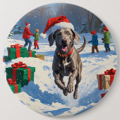 Weimaraner läuft im Schnee mit Weihnachtsmütze Button (Vorderseite)
