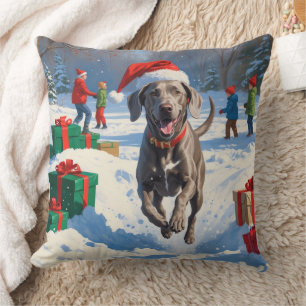 Weimaraner läuft im Schnee mit Weihnachtsmütze Kissen