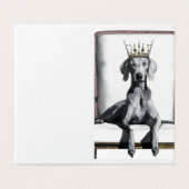 Weimaraner mit einer Krone auf einem Stuhl sitzend (Außenseite Aufgefaltet)