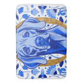 Weimaraner peering thru the letter "O" in Gold Badematte (Vorderseite Vertikal)