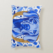 Weimaraner peering thru the letter "O" in Gold Dekokissen (Rückseite(Vertikal))