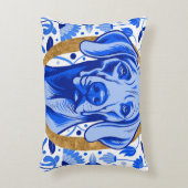 Weimaraner peering thru the letter "O" in Gold Dekokissen (Vorderseite(Vertikal))