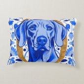 Weimaraner peering thru the letter "O" in Gold Dekokissen (Rückseite)