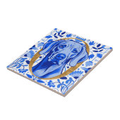 Weimaraner peering thru the letter "O" in Gold Fliese (Seite)