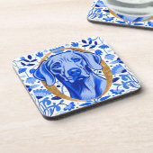 Weimaraner peering thru the letter "O" in Gold Getränkeuntersetzer (Linke Seite)