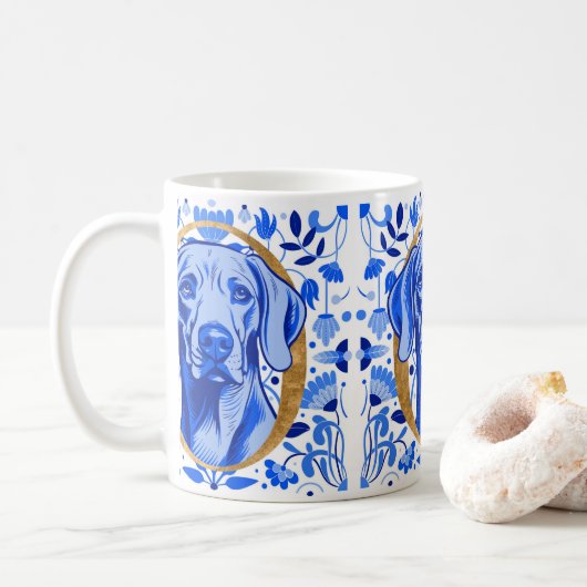 Weimaraner peering thru the letter "O" in Gold Kaffeetasse (Mit Donut)