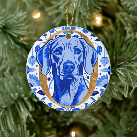 Weimaraner peering thru the letter "O" in Gold Keramik Ornament (Baum)