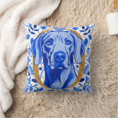 Weimaraner peering thru the letter "O" in Gold Kissen (Decke)