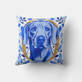 Weimaraner peering thru the letter "O" in Gold Kissen (Rückseite)