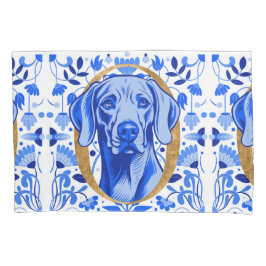 Weimaraner peering thru the letter "O" in Gold Kissenbezug