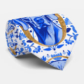 Weimaraner peering thru the letter "O" in Gold Krawatte (Gerollt)