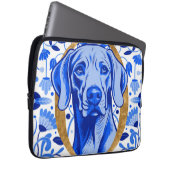 Weimaraner peering thru the letter "O" in Gold Laptopschutzhülle (Vorne Rechts)