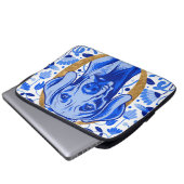 Weimaraner peering thru the letter "O" in Gold Laptopschutzhülle (Vorne Knopf)