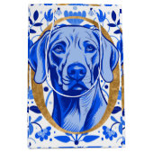 Weimaraner peering thru the letter "O" in Gold Mittlere Geschenktüte (Vorderseite)