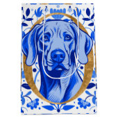 Weimaraner peering thru the letter "O" in Gold Mittlere Geschenktüte (Rückseite)