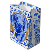 Weimaraner peering thru the letter "O" in Gold Mittlere Geschenktüte (Rückseite Schrägansicht)