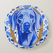 Weimaraner peering thru the letter "O" in Gold Rundes Kissen (Rückseite)
