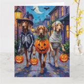 Weimaraner Trick-or-Treating in Halloween-Kostümen Karte (Gelbe Blume)