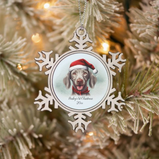 Weimaraner Wasserfarbe Weihnachtsmannmütze Hunde E Schneeflocken Zinn-Ornament (Baum)