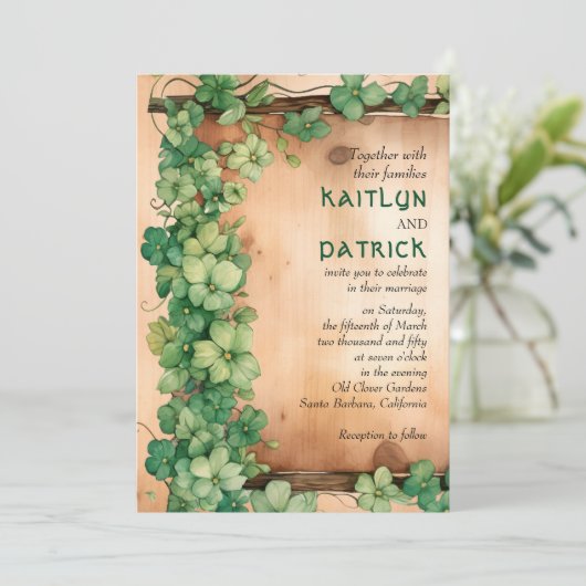 Wein auf Holz St Patrick's Day QR rustikale Hochze Einladung (Stehend Vorderseite)