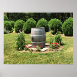 Wein Barrel Garden Deco, Chateau Morrisette, VA Poster<br><div class="desc">Eine sehr einzigartige Gartendekoration,  die perfekt zum Hotel passt. Ein Weinfass im Garten im Schloss Morrisette,  einem Weingut in Virginia. Foto wurde im Juli 2017 aufgenommen.</div>