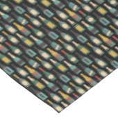 Wein-Flaschen auf Schwarzem Tischdecke (Schrägansicht)