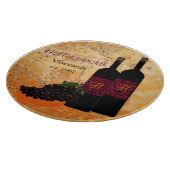 Wein-Flaschen und Trauben mit Monogramm Schneidebrett (Ecke)