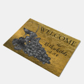 Wein Glas Trauben Gold Hintergrund Fußmatte (Schrägansicht)