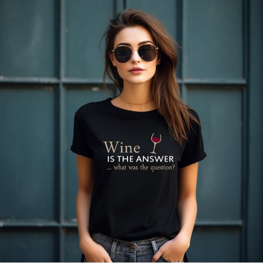 Wein ist die Antwort auf ein lustiges Weinangebot T-Shirt