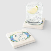 Wein ist fein, bläulich und floralistisch. steinuntersetzer (Seitenansicht)