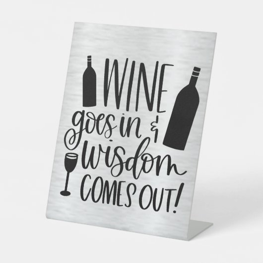 Wein kommt in Weisheit aus dem Schild "Pedestal" (Vorderseite)