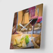 Wein und Käse Stillleben Moderne Fotografie Quadratische Wanduhr (Winkel)